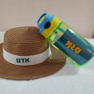 כובע קש עם שם + בקבוק שתייה איכותי