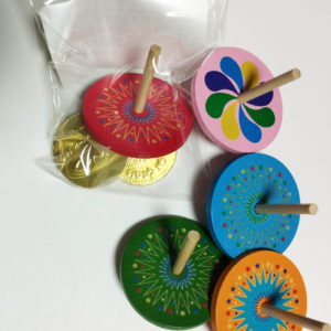 סביבון עץ עם 2 מטבעות שוקולד גדולים