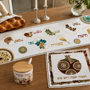 מארז מפת שולחן, ראנר, כיסוי חלה וכלי לדבש ארגמן
